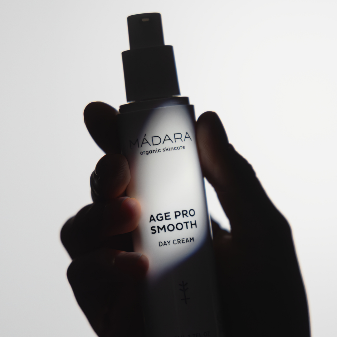 Syväkosteuttava Madara Age Pro Smooth Day Cream -kasvovoide elvyttää, kiinteyttää ja kohottaa väsynyttä ihoa