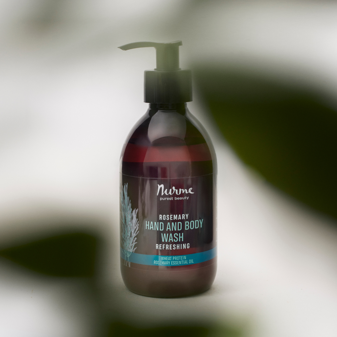 Nurme Rosemary Hand and Body Wash on rosmariinia sisältävä käsien ja vartalon pesugeeli, joka puhdistaa ihon hellävaraisesti ja jättää sen raikkaan, pehmeän ja miellyttävän tuntuiseksi.