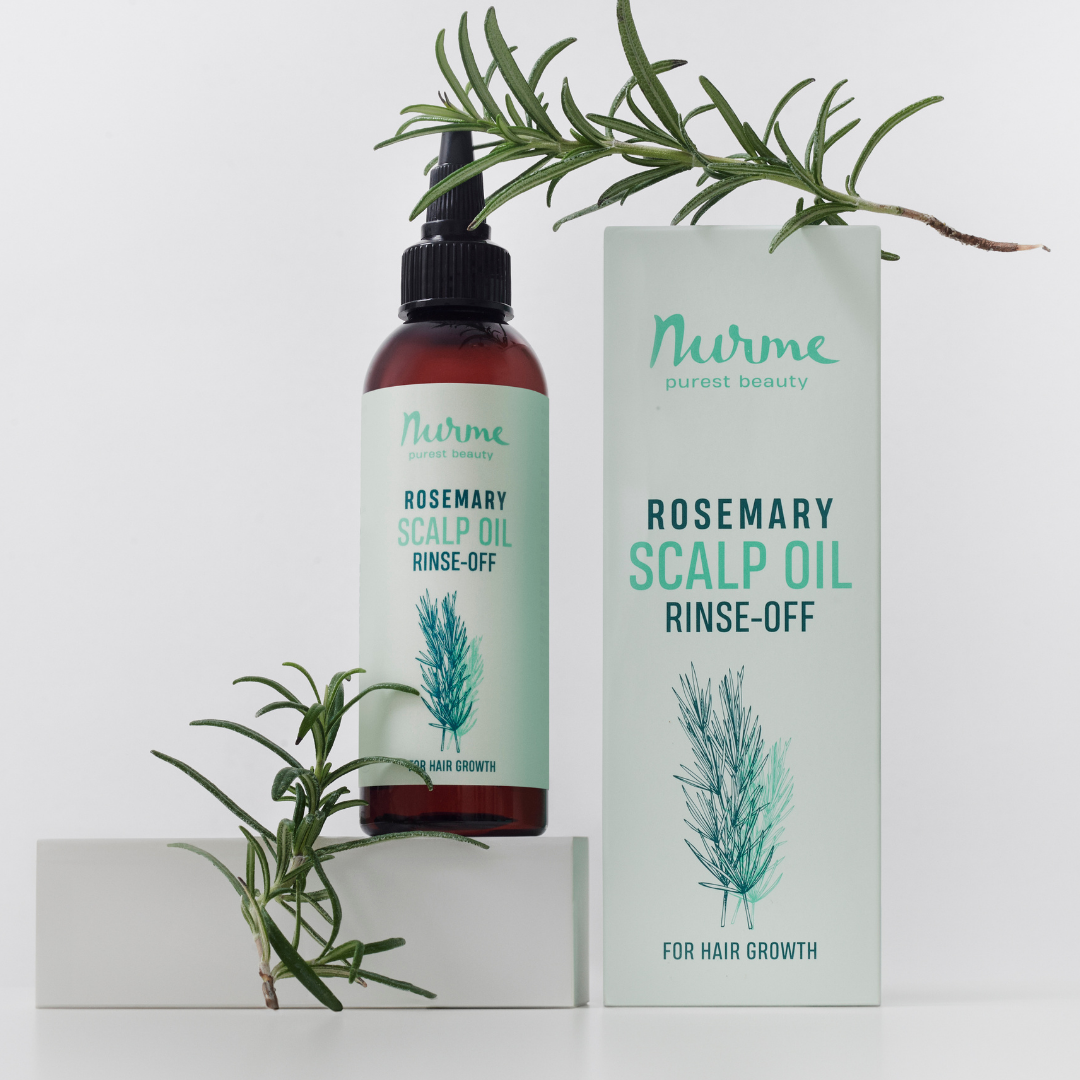 Nurme Rosemary Scalp Oil on 100 % luonnollinen, rosmariinia sisältävä hiuspohjaöljy, joka auttaa kosteuttamaan kuivaa hiuspohjaa ja ylläpitämään sen luonnollista tasapainoa.