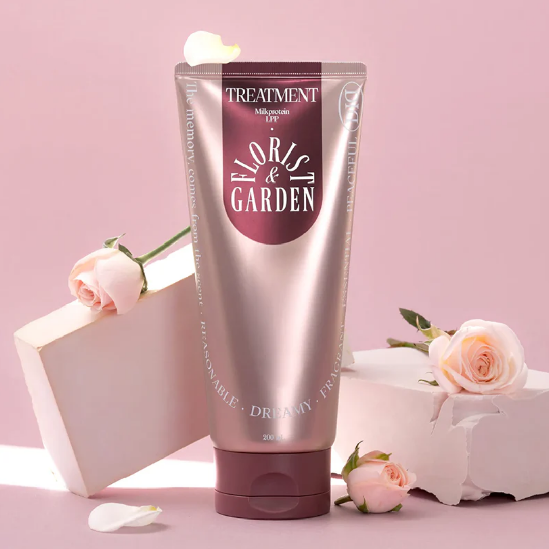 Pehmeän kukkaisen ja makean marjaisen tuoksuinen hiusnaamio vahvistaa ja korjaa hiuksia tehokkaasti.