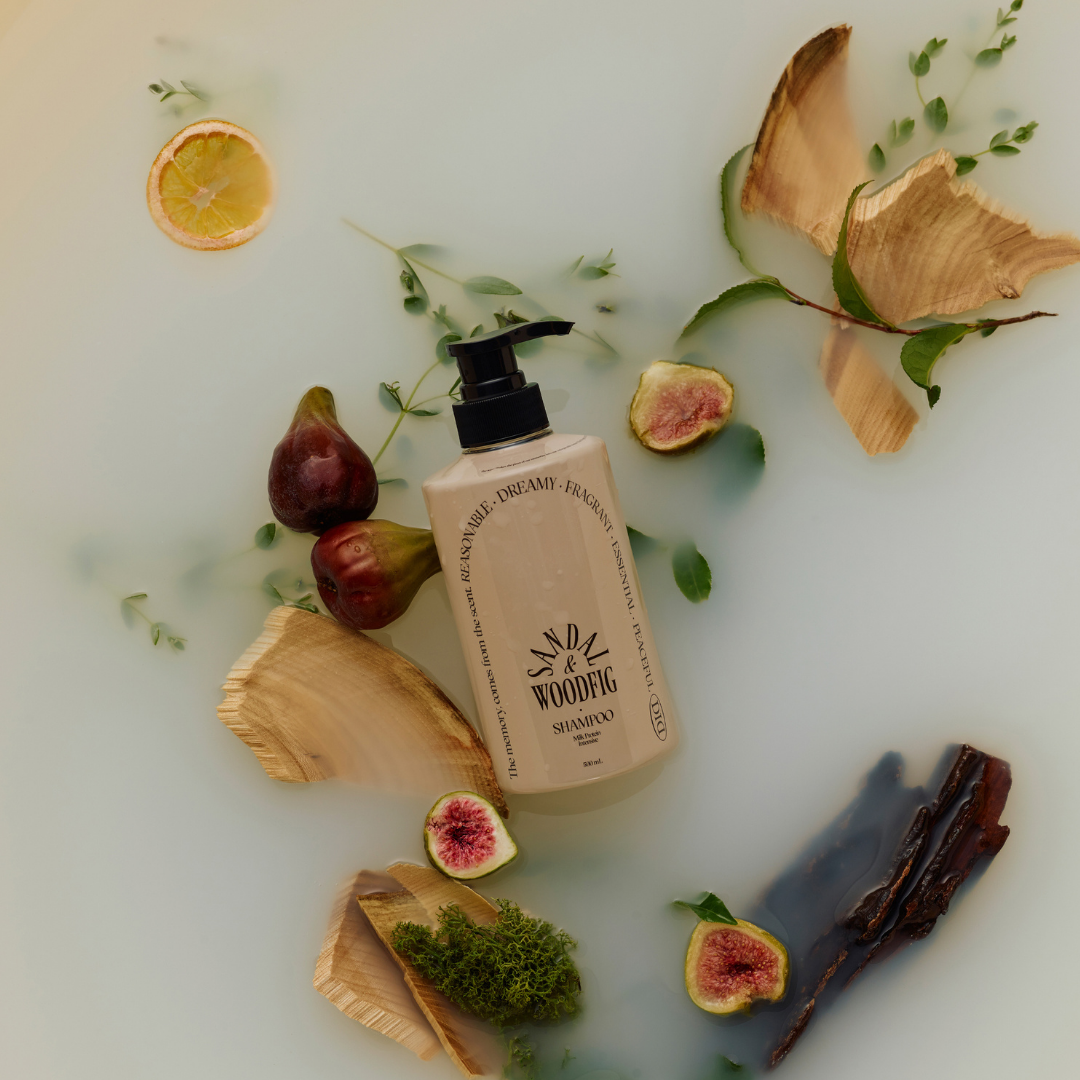 Lämpimän seetripuun, viikunan ja myskin yhdistelmän tuoksuinen shampoo hoitaa hiuspohjaa ja vahvistaa hiuksia.