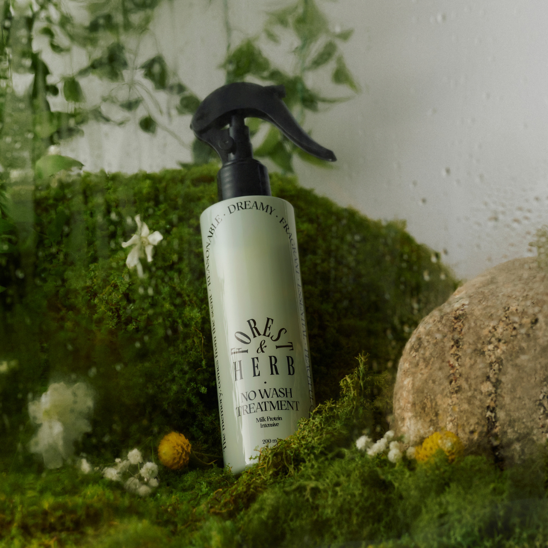 Vehreän metsän ja kukkaisen yhdistelmän tuoksuinen hiuksiin jätettävä hoitoaine pehmentää ja selvittää hiukset.