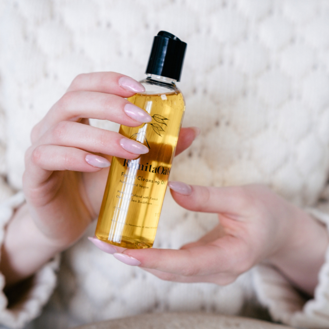 RimitaOats Facial Cleansing Oil on ravitseva ja hellävarainen, kevyesti vaahtoava kasvojen puhdistusöljy, joka puhdistaa iholta tehokkaasti lian, epäpuhtaudet, meikin ja aurinkovoiteen ilman kuivattavaa tunnetta.