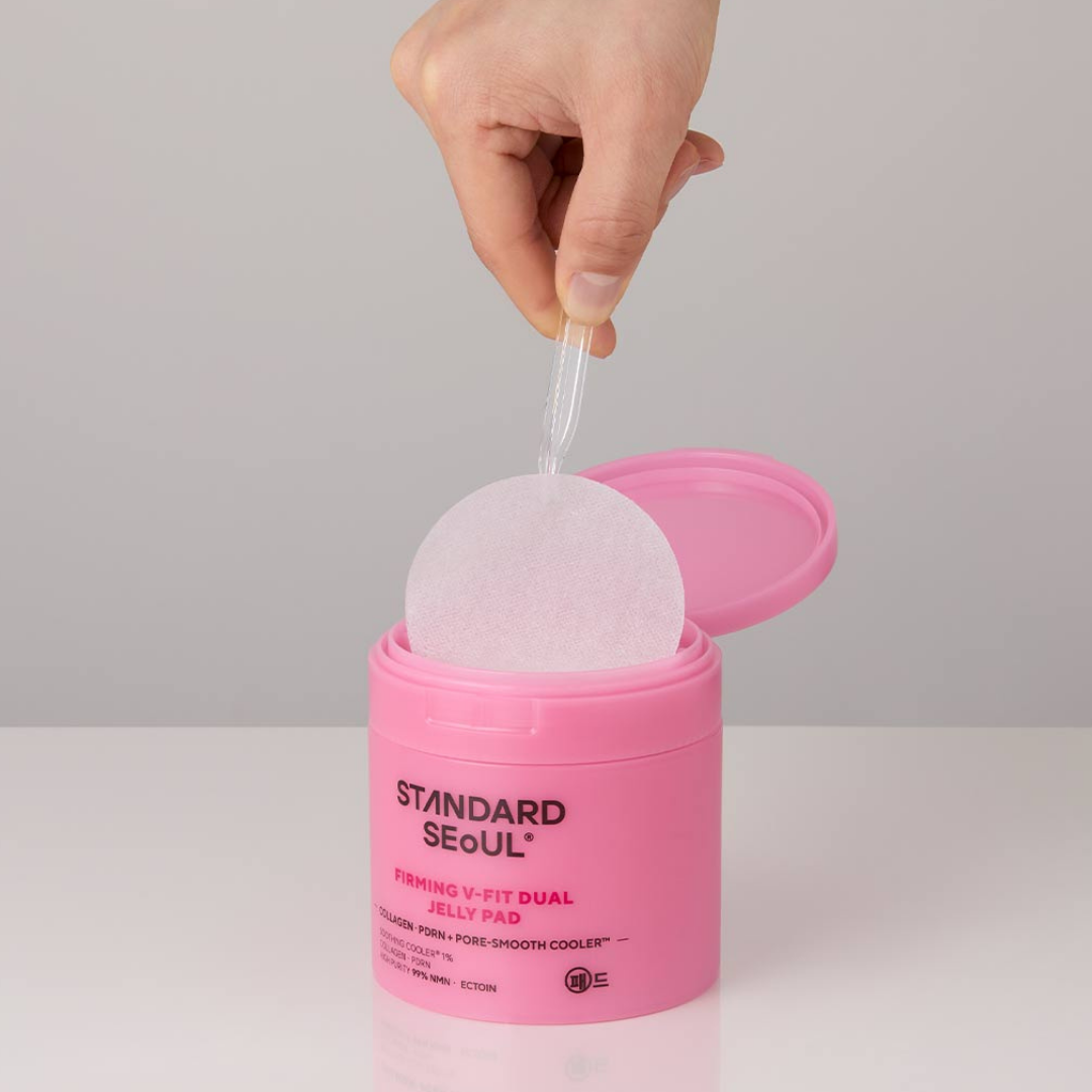 Innovatiiviset Standard Seoul Firming V-FIT Dual Jelly Pad -2-in-1 laput yhdistävät kasvoveden ja -naamion yhteen kiinteyttävään ja turvotusta vähentävään tuotteeseen, joka jättää ihon sileäksi ja kimmoisaksi.