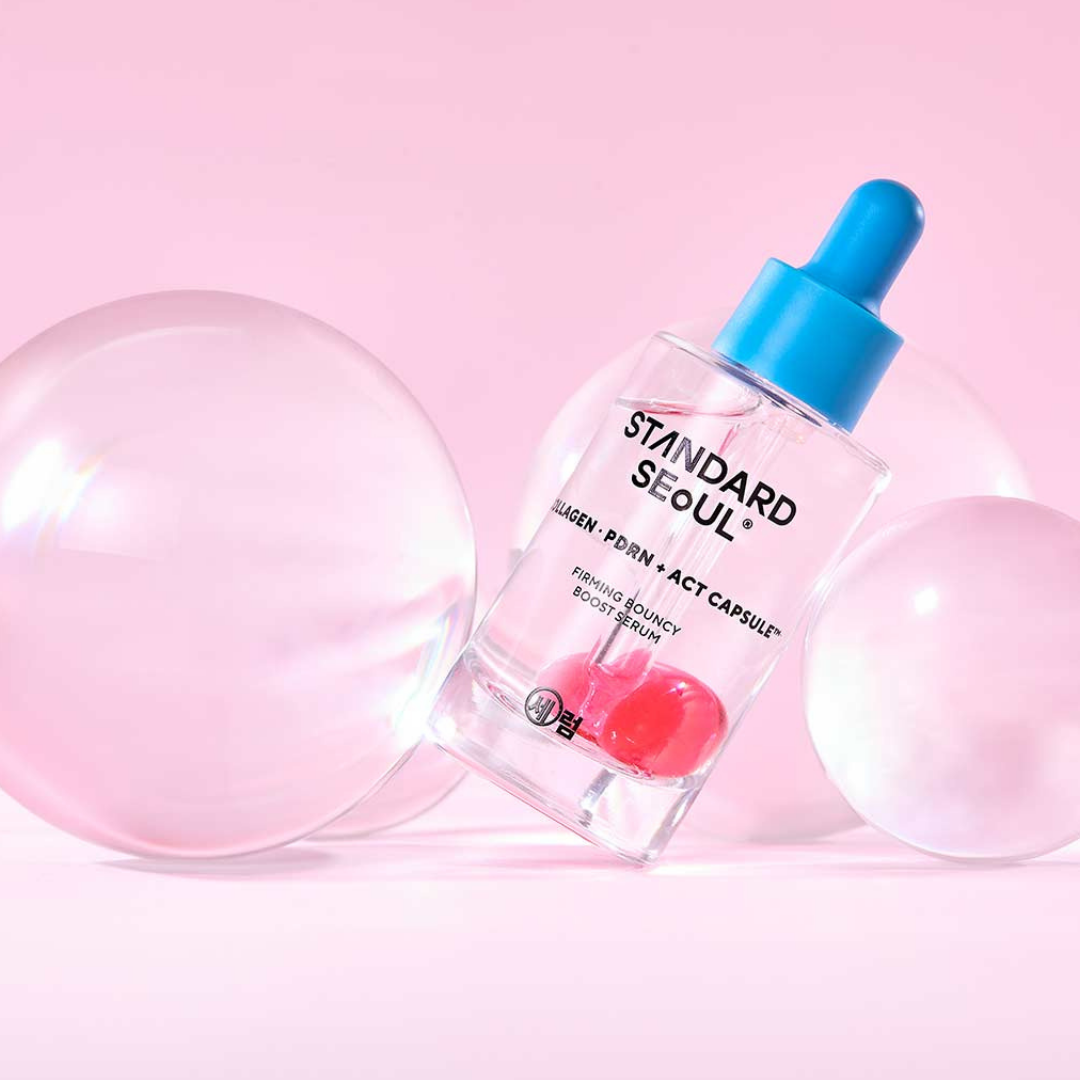 Standard Seoul Firming Bouncy Boost Serum on kevyt ja tehokkaasti hoitava kiinteyttävä kasvoseerumi, joka auttaa parantamaan ihon elastisuutta ja tekee siitä napakamman, sileämmän ja elinvoimaisemman näköisen.