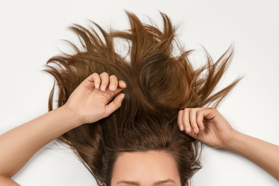 Kuiva ja kutiseva hiuspohja? 7 tehokasta tuotevinkkiä luonnolliseen hiustenhoitoon