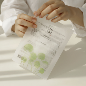 Rauhoittavia ja syväkosteuttavia ainesosia sisältävä Beauty Of Joseon Centella Asiatica Calming Mask -kasvonaamio tuo tehokasta helpotusta erityisesti kuivalle ja ärtyneelle iholle.