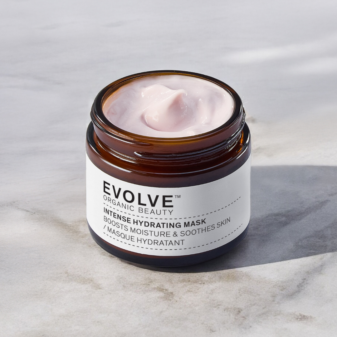 Täyteläinen Evolve Organic Beauty Intense Hydrating Mask -kasvonaamio sisältää yhdistelmän tehoaineita, jotka kosteuttavat, ravitsevat ja rauhoittavat kuivaa ihoa jo 10 minuutissa.