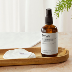 Kirkastava, kuoriva ja hoitava Evolve Liquid Radiance Glycolic Toner -kasvovesi sopii myös herkälle iholle.