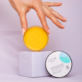 JOIK Organic Nurture & Care Balm for Hands and Feet on tehokkaasti hoitava, päivittäiseen käyttöön sopiva hoitovoide, joka kosteuttaa, suojaa ja rauhoittaa kuivien ja karheiden käsien ja jalkojen ihoa.