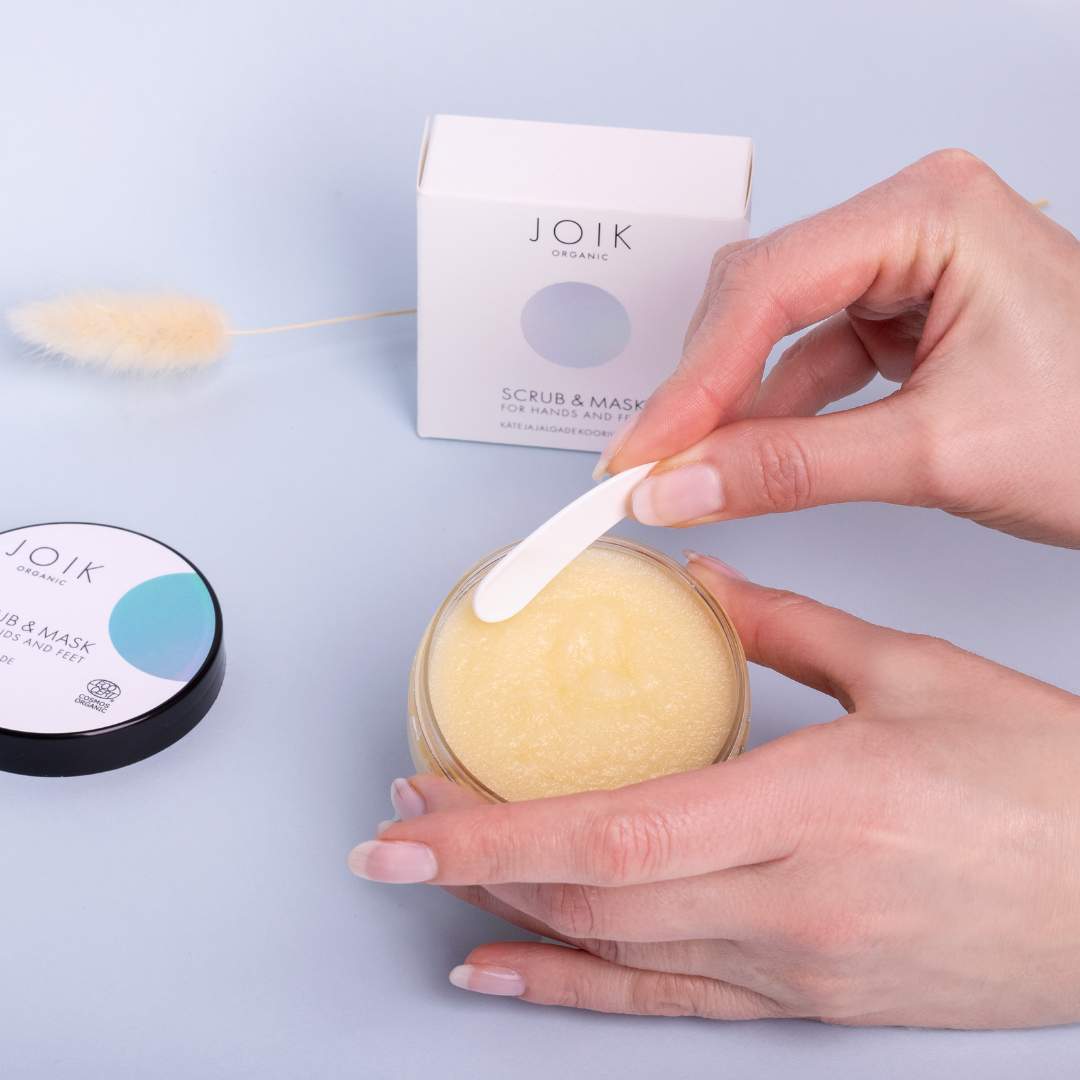 JOIK Organic Scrub & Mask for Hands and Feet on monikäyttöinen käsille ja jaloille suunniteltu kuorinta- ja hoitonaamio, joka poistaa kuolleita ihosoluja ja ravitsee ihoa samanaikaisesti.