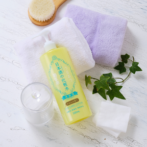 Kiku-Masamune Sake High Moist Skin Care Lotion Lemon on kevyt kasvovesi, joka tarjoaa intensiivistä ja pitkäkestoista kosteutusta sekä kasvojen että vartalon iholle.