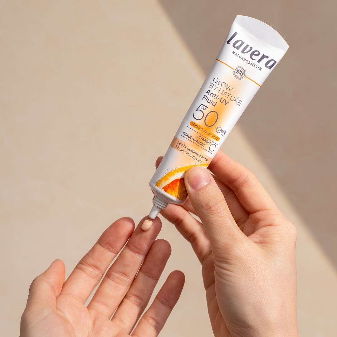 Sävytetty Lavera Glow By Nature Anti-UV Fluid SPF50 -kasvovoide kosteuttaa ja silottaa ihoa.
