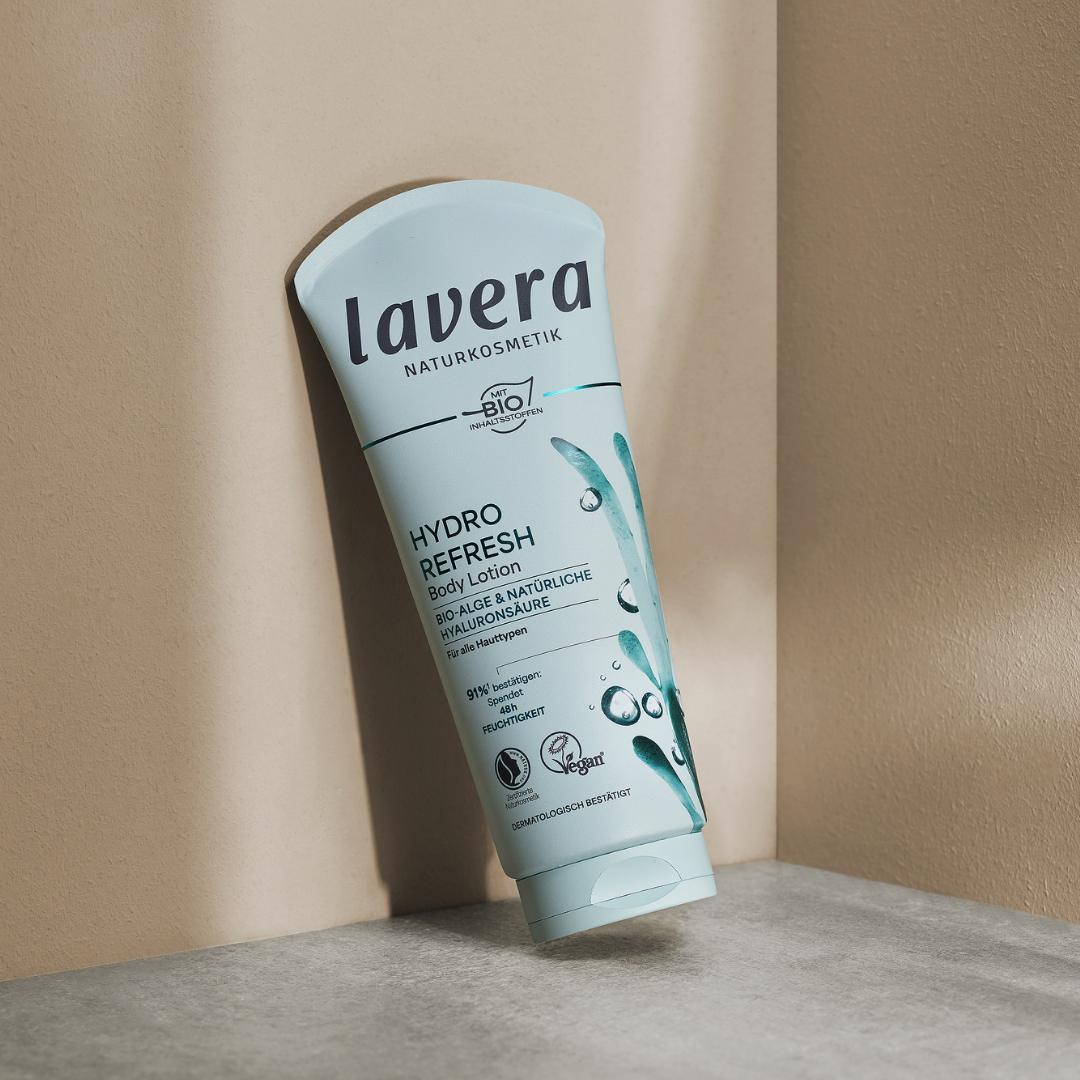 Tehokkaasti kosteuttava ja nopeasti imeytyvä Lavera Lavera Hydro Refresh Body Lotion -vartalovoide tarjoaa iholle päivittäistä hoitoa ja auttaa säilyttämään sen pehmeän, sileän ja joustavan tuntuisena.