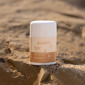 Sävyttävä luonnonkosmetiikan aurinkovoidepuikko korkealla suojakertoimella SPF50+