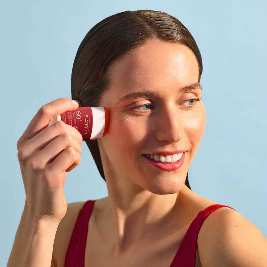 Korkean aurinkosuojakertoimen SPF50+ sisältävä aurinkosuojapuikko