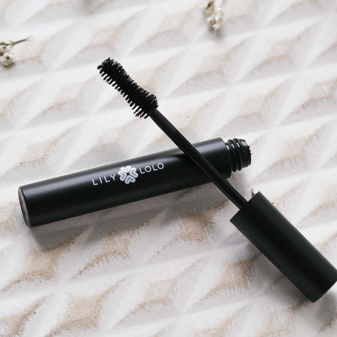 Mustan sävyinen Lily Lolo Big Lash Mascara -ripsiväri tekee ripsistä tuuheat ja näyttävät.