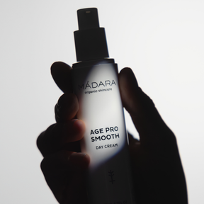 Syväkosteuttava Madara Age Pro Smooth Day Cream -kasvovoide elvyttää, kiinteyttää ja kohottaa väsynyttä ihoa