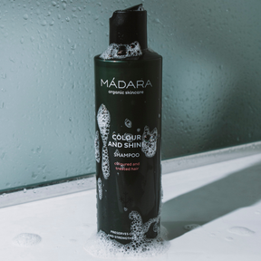Madara Colour and Shine Shampoo puhdistaa hiukset hellävaraisesti samalla suojaten ja pidentäen värjättyjen hiuksien sävyn intensiivisyyttä ja eloisuutta
