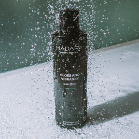 Hellävaraisesti puhdistava Madara Gloss and Vibrancy Shampoo parantaa hiusten luonnollista kiiltoa ja pehmeyttä sekä jättää ne näkyvästi vahvemmiksi.