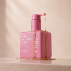 Pehmeä vaniljantuoksu ja hienostunut kullansävy tekevät NOBE Oat Wonder Liquid Gold Hand Wash -käsisaippuasta kauniin lisän kylpyhuoneen tai keittiön altaalle.