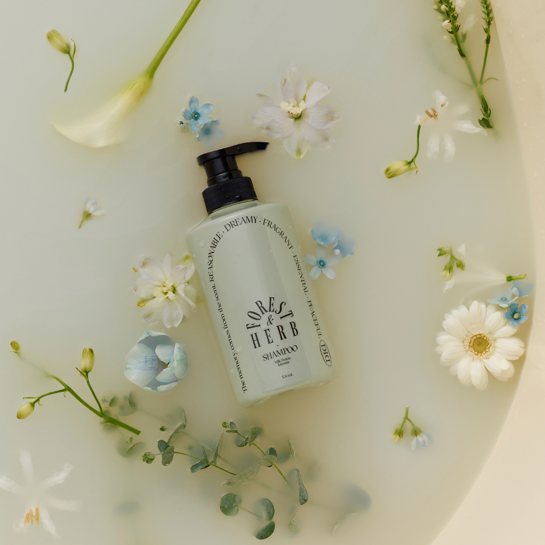 Vehreän metsän ja kukkaisen yhdistelmän tuoksuinen shampoo hoitaa hiuspohjaa ja vahvistaa hiuksia.