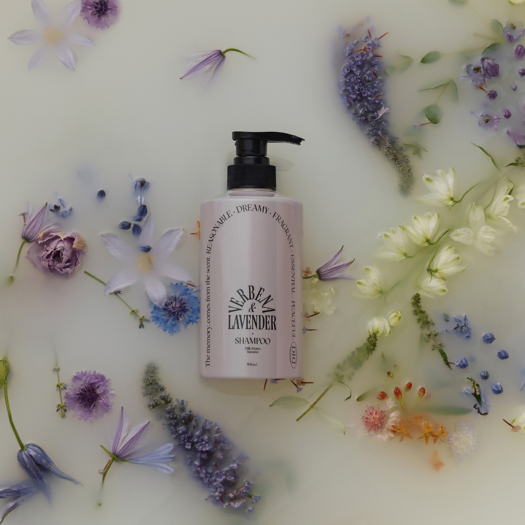 Kesäinen laventelin ja sitrushedelmien yhdistelmän tuoksuinen shampoo hoitaa hiuspohjaa ja vahvistaa hiuksia.