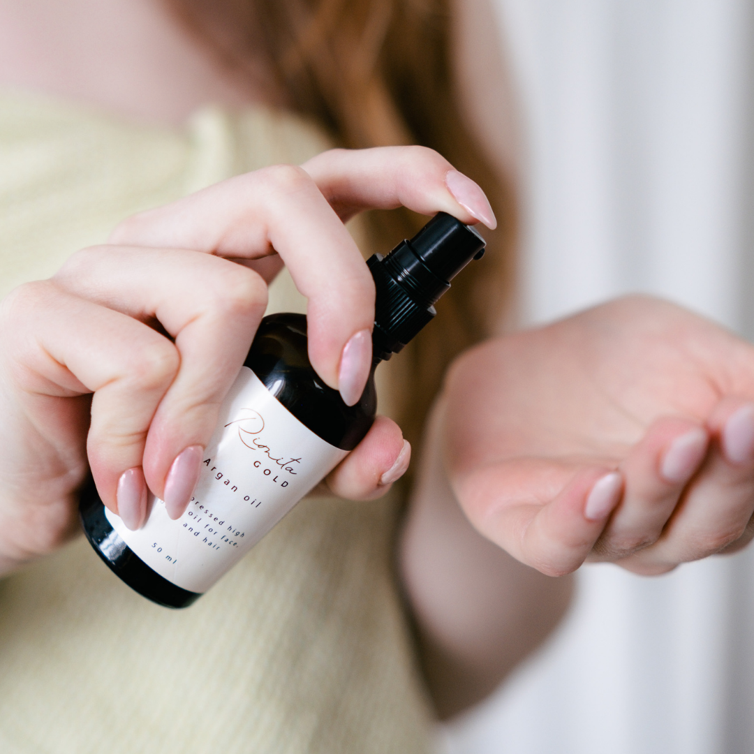 RimitaGold Argan Oil on 100% puhdasta, neitsytlaatuista arganöljyä, joka sopii käytettäväksi monipuolisesti kasvoille, hiuksiin ja hiuspohjalle, vartalolle, limakalvoille sekä arpien ja maksaläiskien hoitoon.