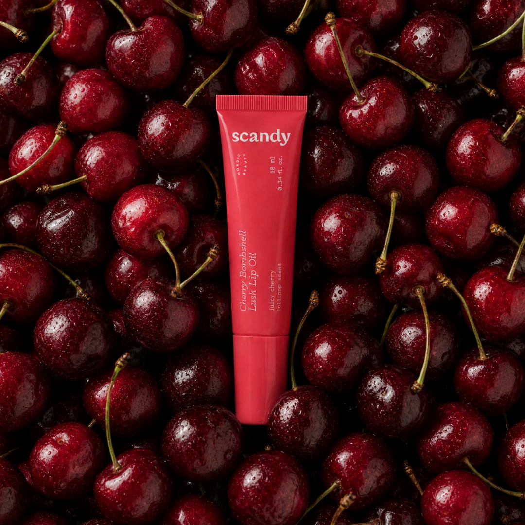 Scandy Cherry Bombshell Lush Lip Oil -huuliöljy sisältää auringonkukansiemenöljyä, joka kosteuttaa huulia jättäen ne täyteläisen pehmeiksi.