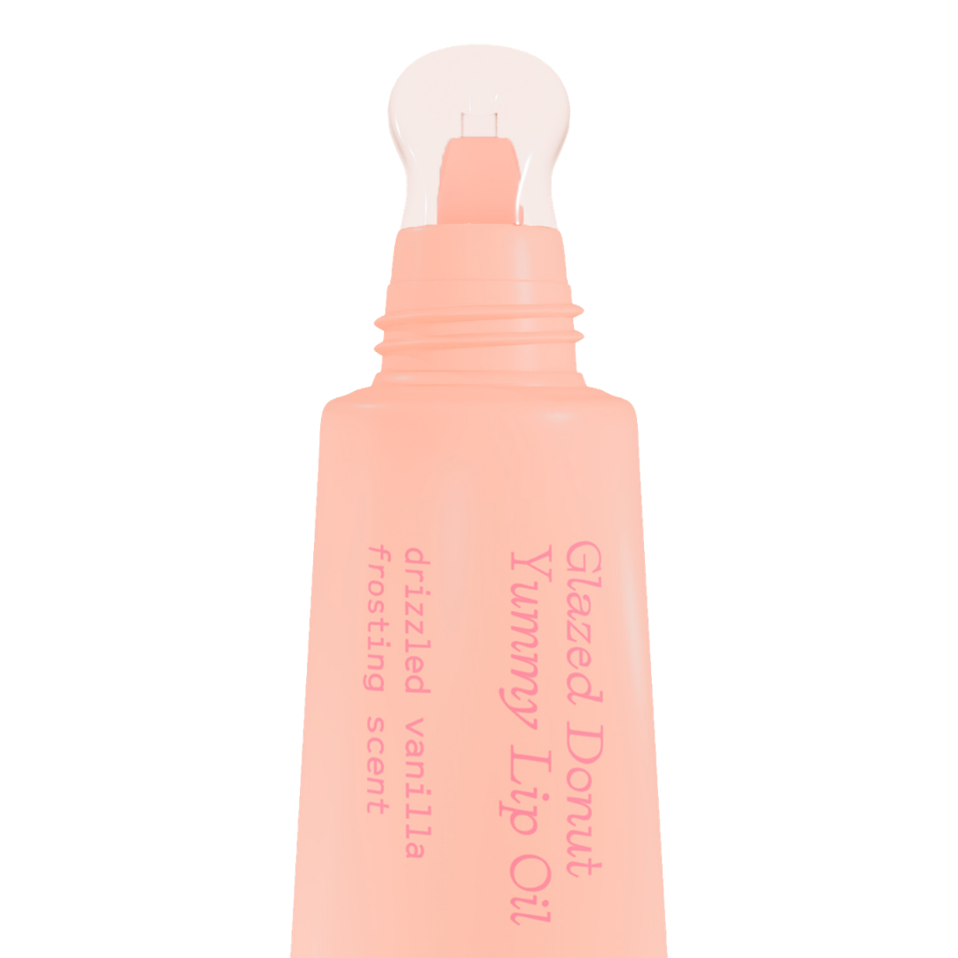Scandy Glazed Donut Yummy Lip Oil on sokerisen vaniljakuorrutteen tuoksuinen huuliöljy tuo huulille kaunista persikkaisen vaaleanpunaista sävyä jättäen ne samalla pehmeiksi ja kosteutetuiksi.