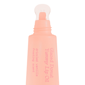 Scandy Glazed Donut Yummy Lip Oil on sokerisen vaniljakuorrutteen tuoksuinen huuliöljy tuo huulille kaunista persikkaisen vaaleanpunaista sävyä jättäen ne samalla pehmeiksi ja kosteutetuiksi.