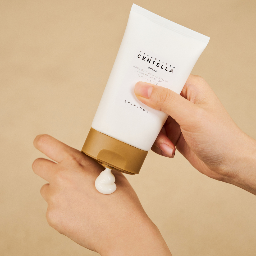 Kevyt SKIN1004 Madagascar Centella Cream-kasvovoide sisältää yhdistelmän tehoaineita, jotka jättävät ihon kosteutetuksi, pehmeäksi ja hehkuvaksi.