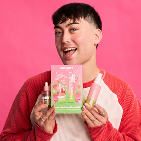 Tarjoa kasvoillesi tehokosteuttavaa hemmottelua tällä Smuuti Skin Best Sellers Bundle -lahjasetillä, joka sisältää brändin suosituimman kasvoveden ja seerumin täysikokoisena.