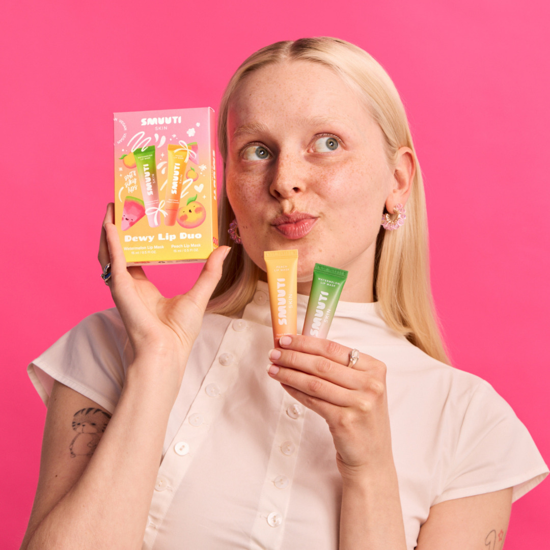Smuuti Skin Dewy Lip Duo -lahjapakkaus sisältää kaksi herkullisen tuoksuista, hoitavaa ja ravitsevaa huulituotetta.