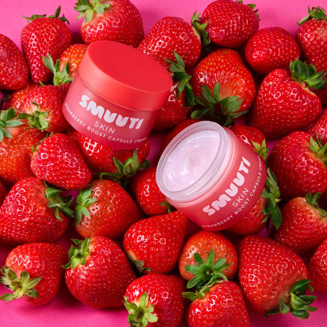 Tämä koostumukseltaan kevyt ja pehmeä Smuuti Skin Strawberry Boost Capsule Cream -kasvovoide kirkastaa ihoa, tasoittaa sen ihonsävyä ja auttaa tuomaan esiin sen luonnollisen hehkun.