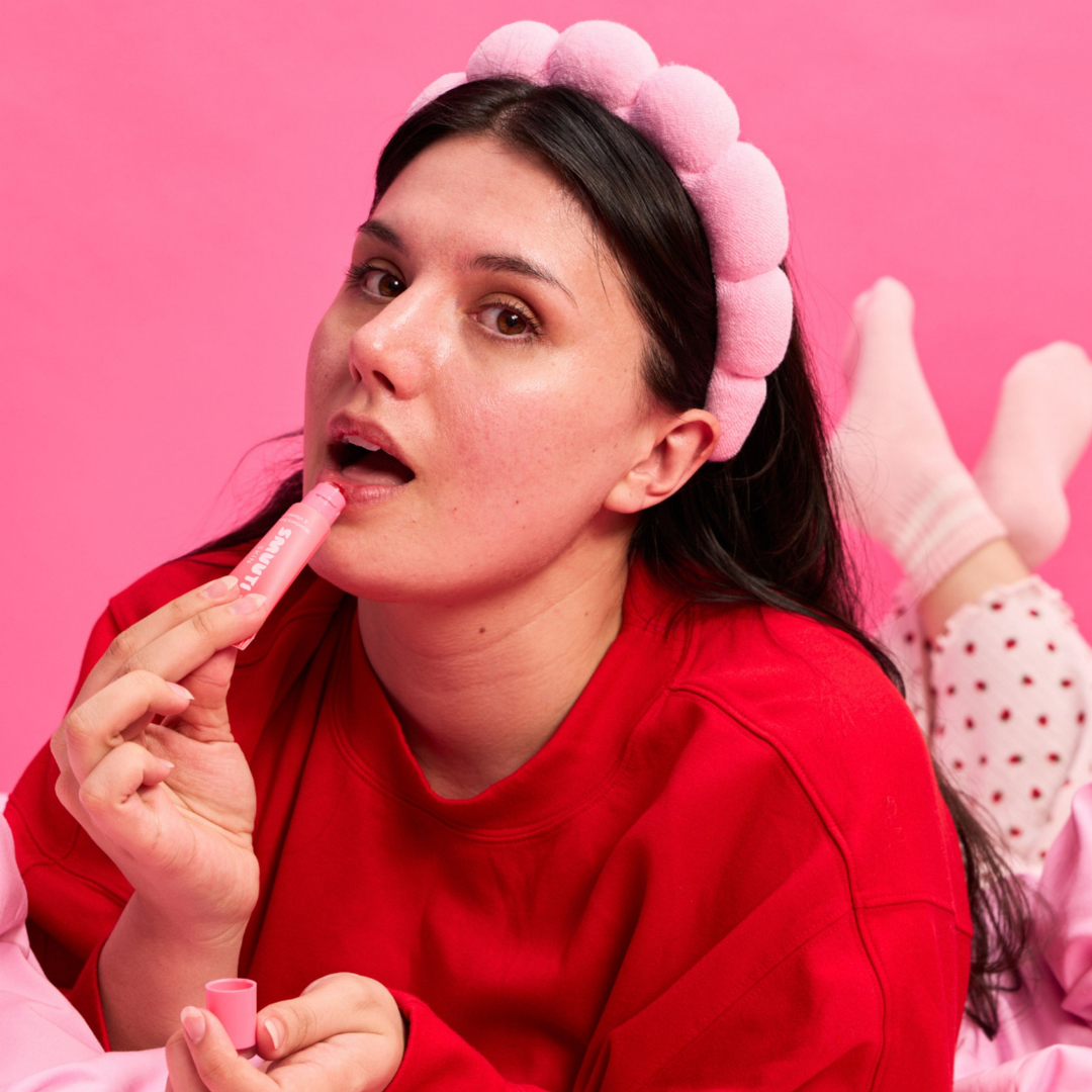 Smuuti Skin Strawberry Tinted Lip Serum -huuliseerumin läpikuultava mansikanpunainen sävy korostaa huulien omaa väriä kauniisti.