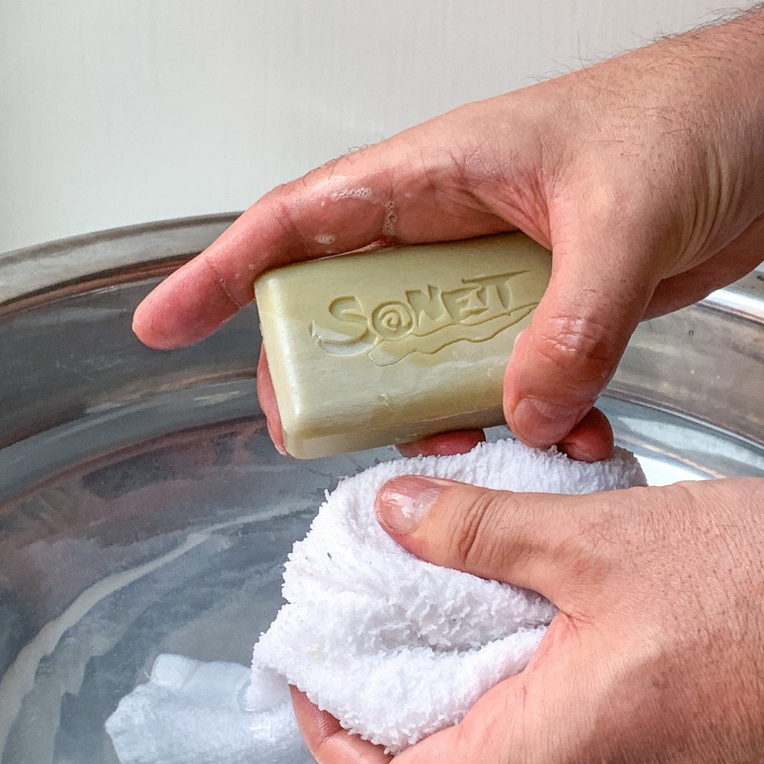 Sonett sappisaippua poistaa tahrat tehokkaasti.