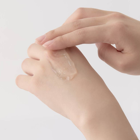 Standard Seoul Barrier Glass Gel Cream on kevyt ja nopeasti imeytyvä geelimäinen kasvovoide, joka kosteuttaa ihoa tehokkaasti, tukee ihon luonnollista suojamuuria ja antaa kasvoille välittömästi kauniin glow-efektin.