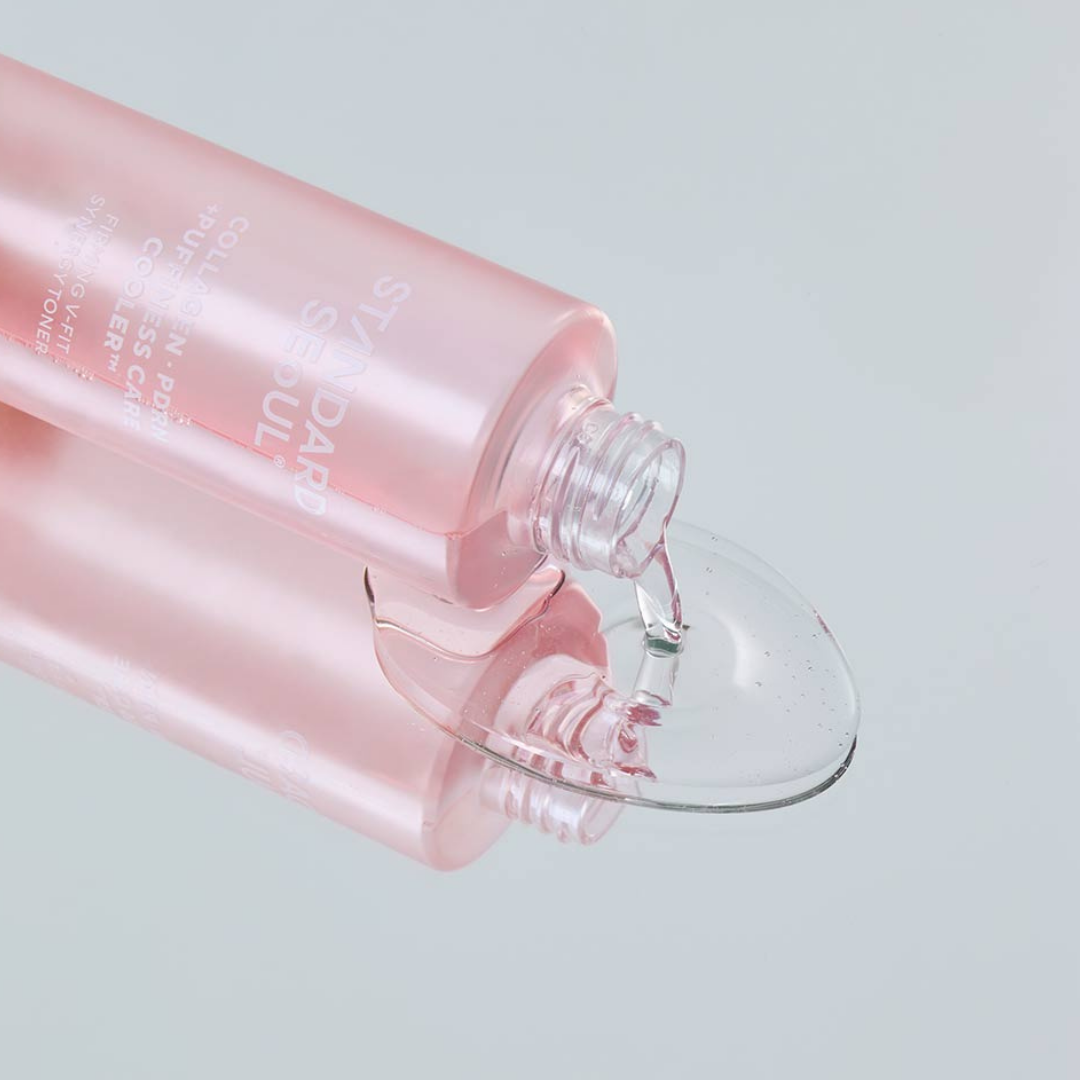 Standard Seoul Firming V-FIT Synergy Toner on kevyt ja nopeasti imeytyvä essence-kasvovesi, joka auttaa kiinteyttämään ja tasoittamaan ihoa sekä vähentämään huokosten näkyvyyttä tarjoten samalla viilentävää vaikutusta.