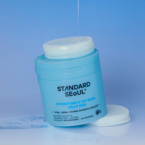 Innovatiiviset Standard Seoul Hydrating V-FIT Dual Jelly Pad -2-in-1 laput yhdistävät kasvoveden ja -naamion yhteen tehokosteuttavaan ja turvotusta vähentävään tuotteeseen, joka jättää ihon raikkaaksi ja pehmeäksi.