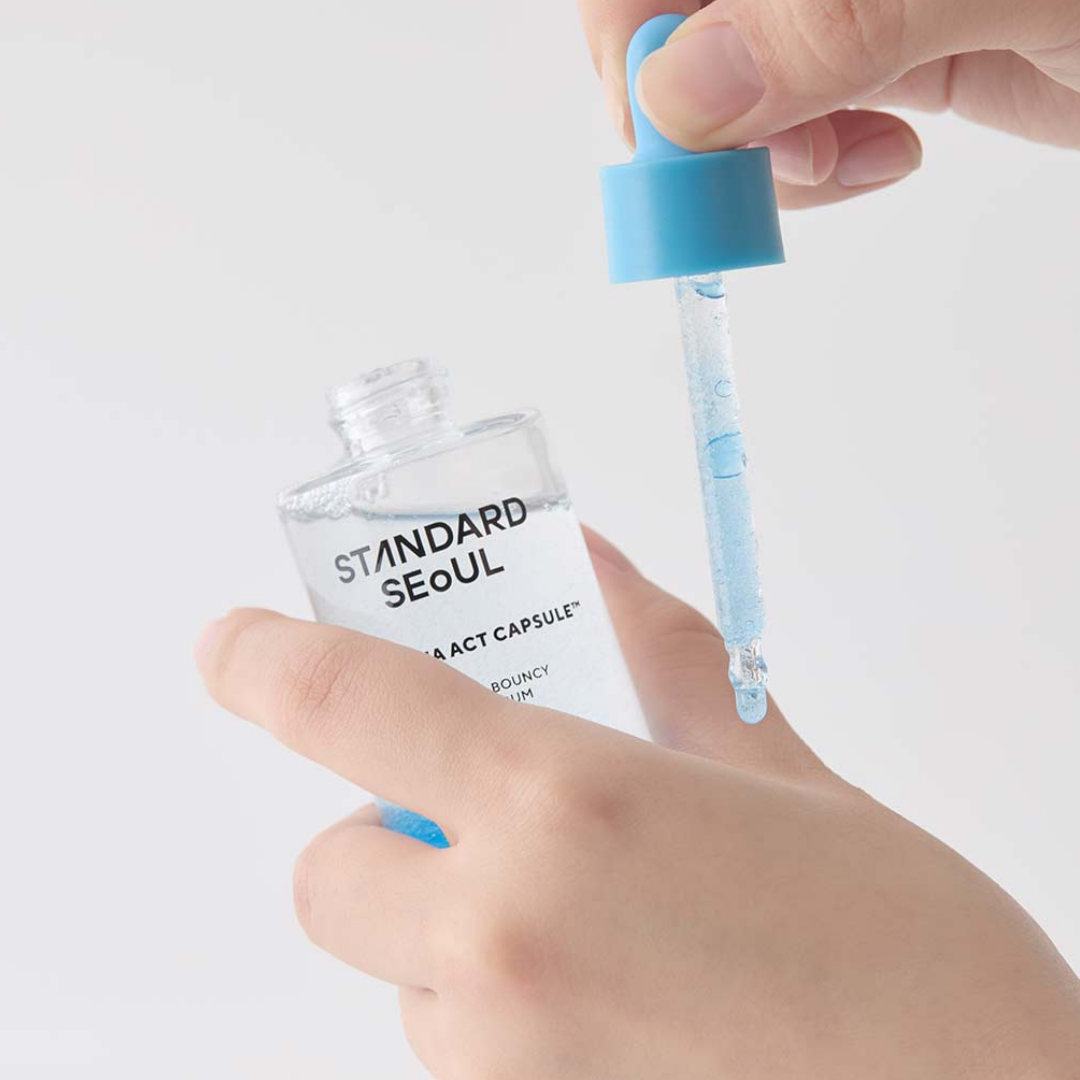 Standard Seoul Hydrating Bouncy Boost Serum on kevyt ja hoitava kosteuttava kasvoseerumi, joka täyttää ihon kosteudella ja auttaa tekemään ihosta pehmeämmän, sileämmän ja kimmoisamman tuntuisen.