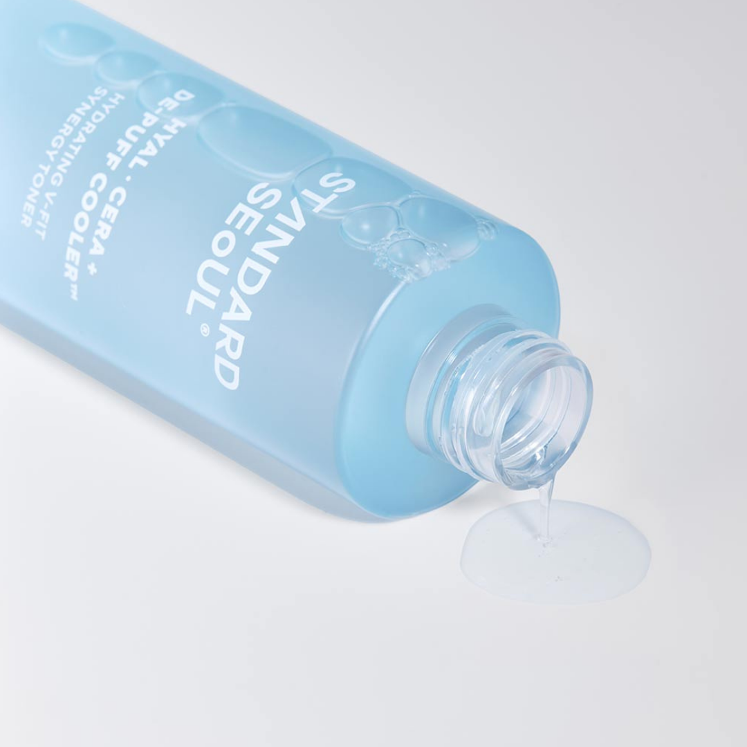 Standard Seoul Hydrating V-FIT Synergy Toner on tehokkaasti kosteuttava ja rauhoittava kasvovesi, joka auttaa palauttamaan ihon kosteustasapainon ja vahvistamaan ihon luonnollista kosteussuojaa.